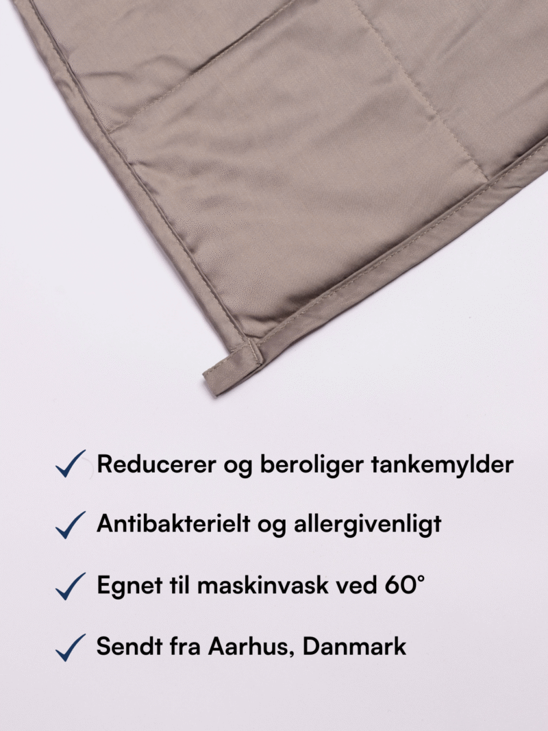 Beige vægtet tæppe med tekst om beroligende effekt, antibakterielt, maskinvask 60° og sendt fra Aarhus