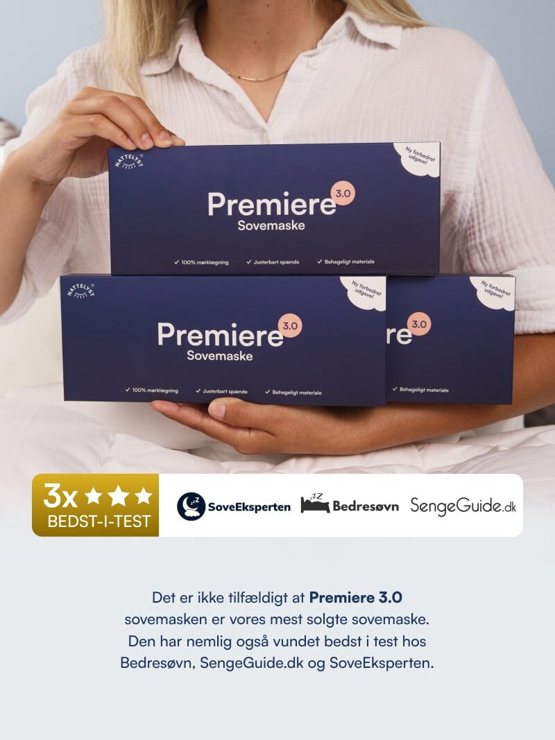 Person holder tre Premiere 3.0 sovemasker i blå emballage
