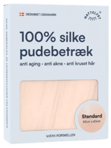 Hvid æske med 100% silke pudebetræk i beige, standard 60x63 cm, designet i Danmark
