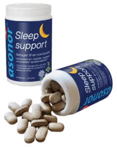 Søvnprodukt: to blå beholdere med Sleep Support-etiket, en åben flaske med spredte brune tabletter