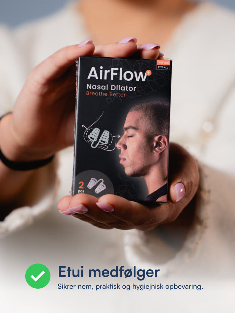 Hænder holder AirFlow nasal dilator-æske med profilfoto, produktillustration og dansk opbevaringsinfo